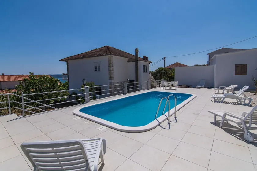 House Mia - Image 1