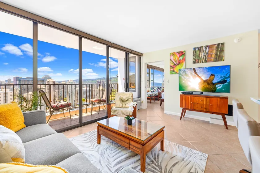 High-floor condo w/ beach access & skyline views - Image 1