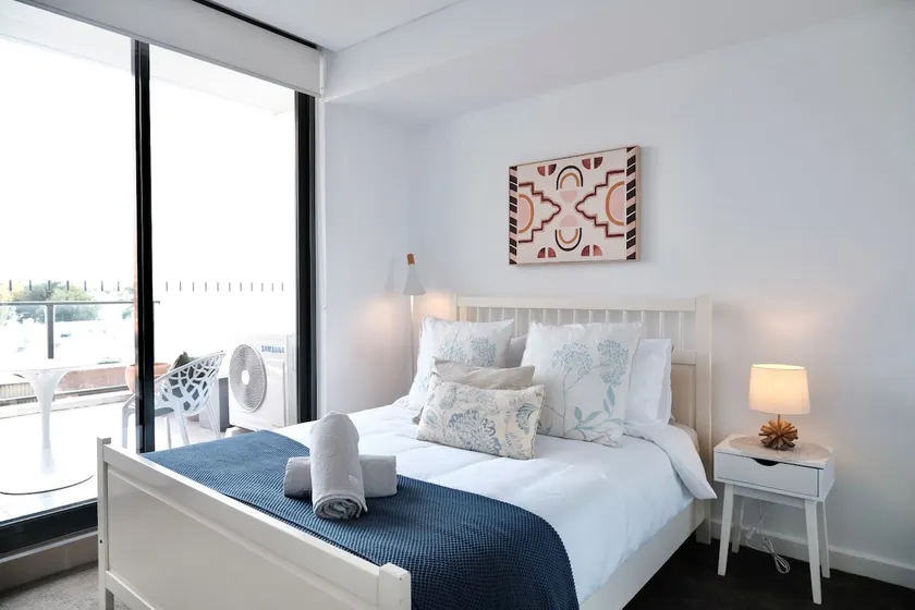 Chic Affordable 1BR Near Airport with Parking - Image 1