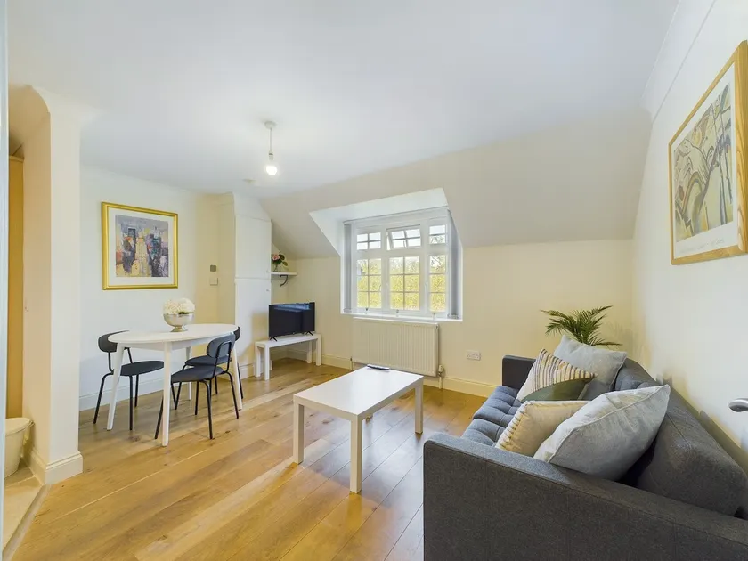 Duplex Redhill town centre Apt - Image 1