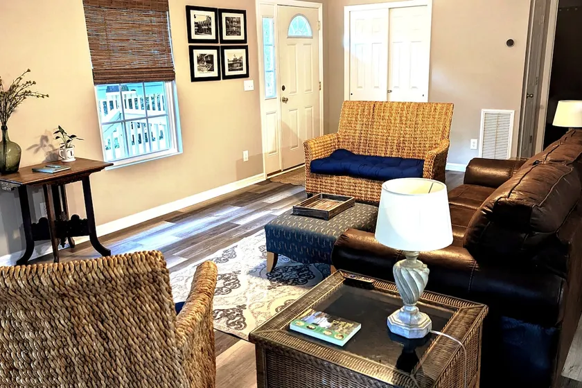 Hillside Abode in Historic White Springs - Image 1