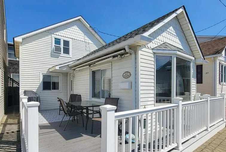 Newly renovated beach block home in Lavallette, NJ - Image 1