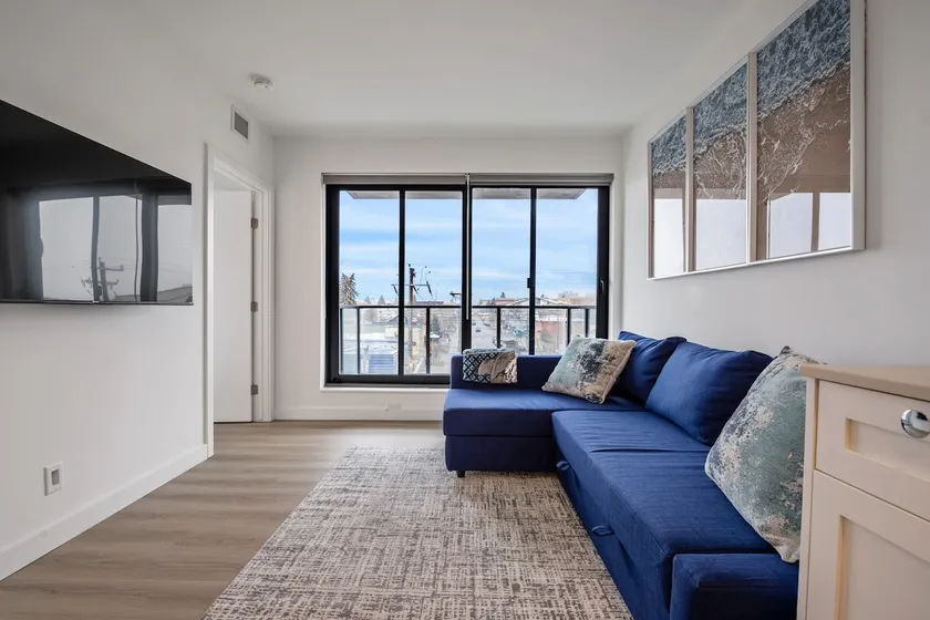 Exquisite 2 BR Condo near DT Core | UG Parking |AC - Image 1