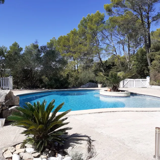 Spacious garden level, swimming pool, foosball table - Image 1