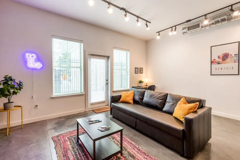 *Memphian KING SUITE downtown with a POOL and GYM* - Image 1