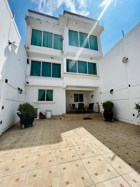 Spacious house in a residential development - Image 1