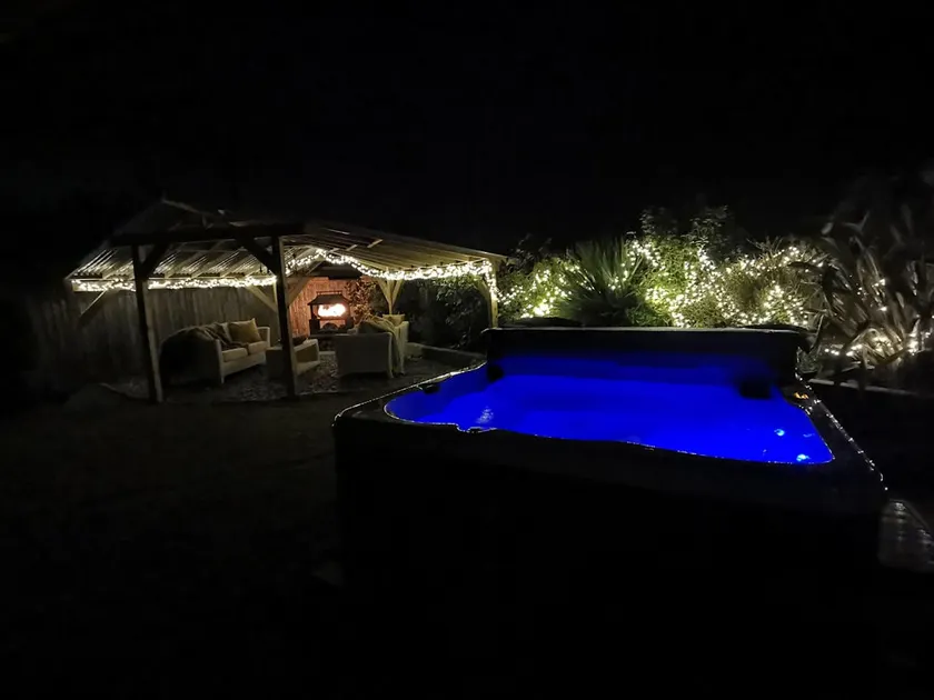 Pheasants Retreat with Hot Tub and Fire Pit - Image 1