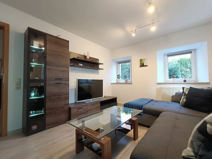 First floor apartment with garden - Image 1