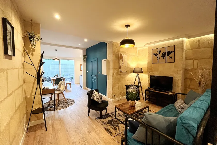Charming renovated 2-room apartment with garden - Image 1