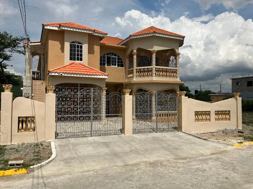 Home in St. Catherine section 2 - Image 1