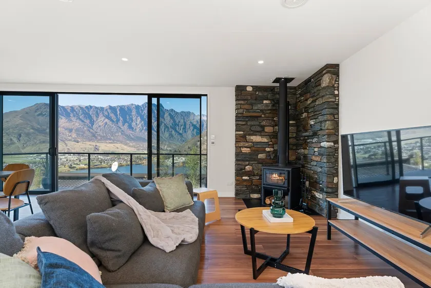 Style & Tranquillity - 4 Bedroom House - Image 1