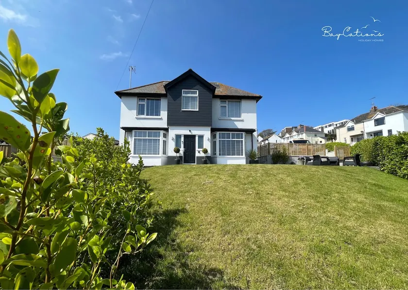 Stylish Brixham home, sleeps 7, parking & garden - Image 1