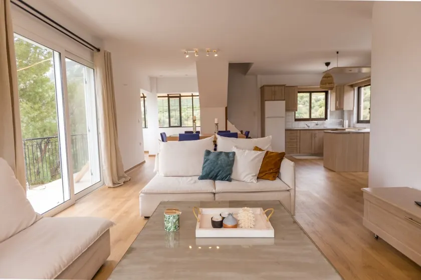 Cozy and Spacious Mountain View Retreat - Image 1