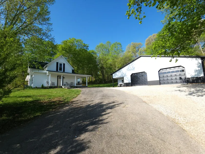 Beautiful Country Setting Welcome to Moberly Manor - Image 1