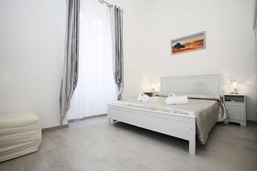 Sara's Brilliant Apartment - Image 1