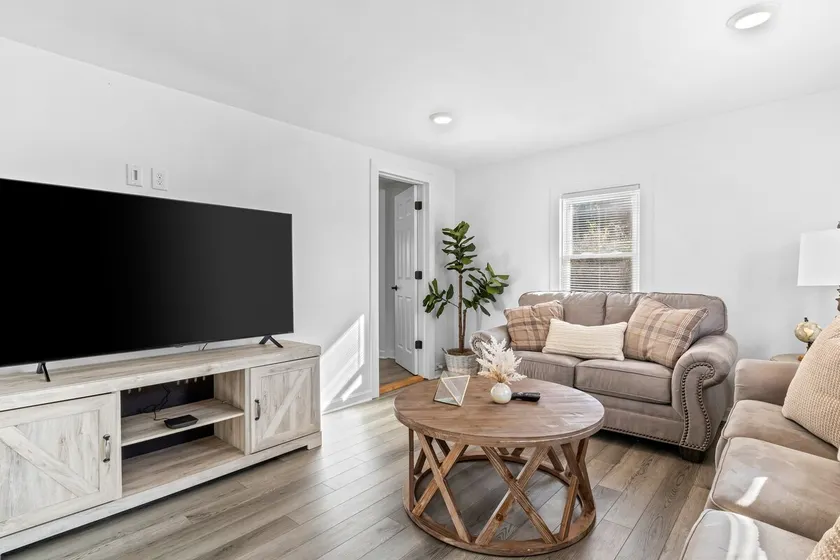 Warm & Welcoming 5BR Home - Image 1