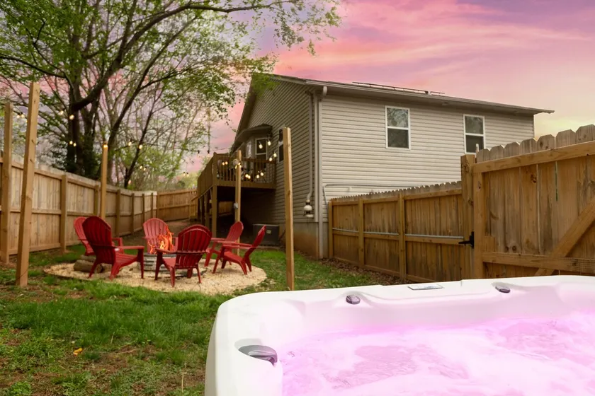 Pet-Friendly Retreat  Game Room, Hot Tub,4K Netflix, 1 GB WiFi - Image 1