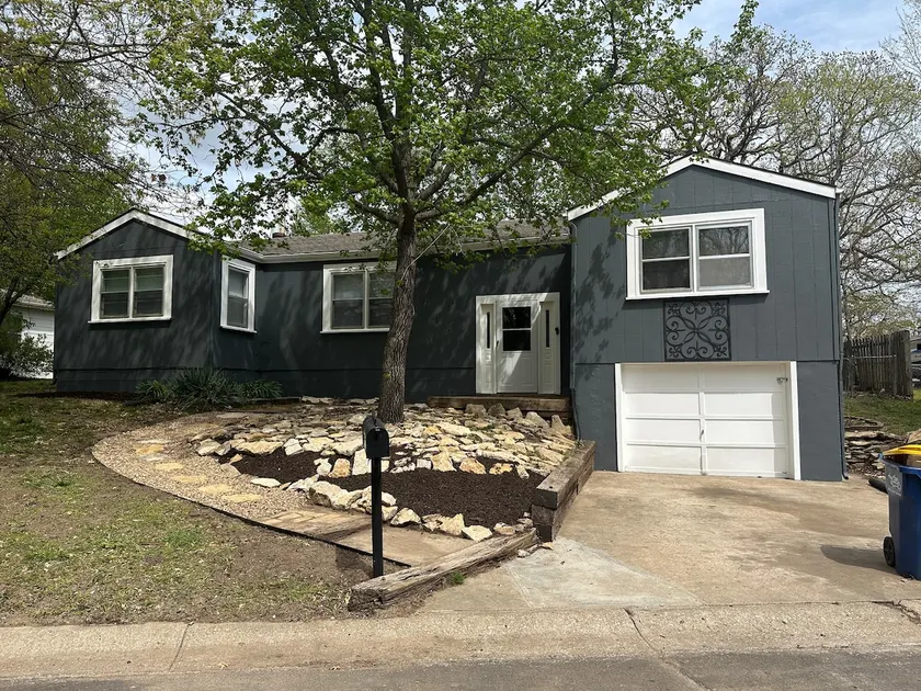 Charming 4br house w/ Free parking + Wifi - Image 1