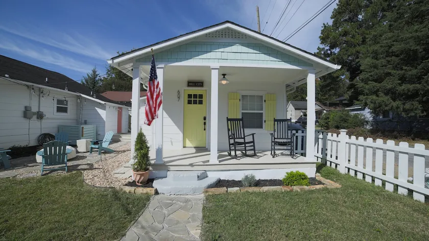 Cozy Historic Cottage | Walk to Northshore - Image 1