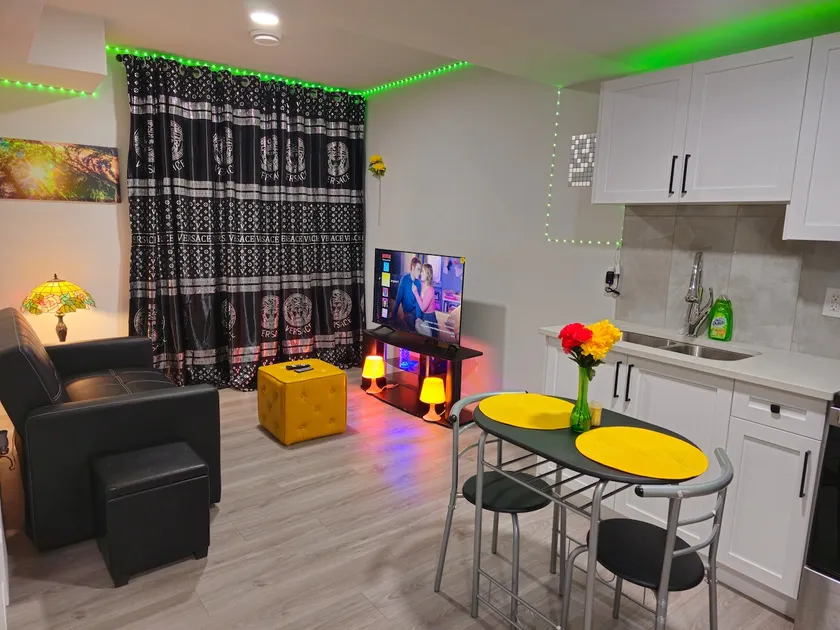 Cozy Guest Suite, Near Airport - Image 1