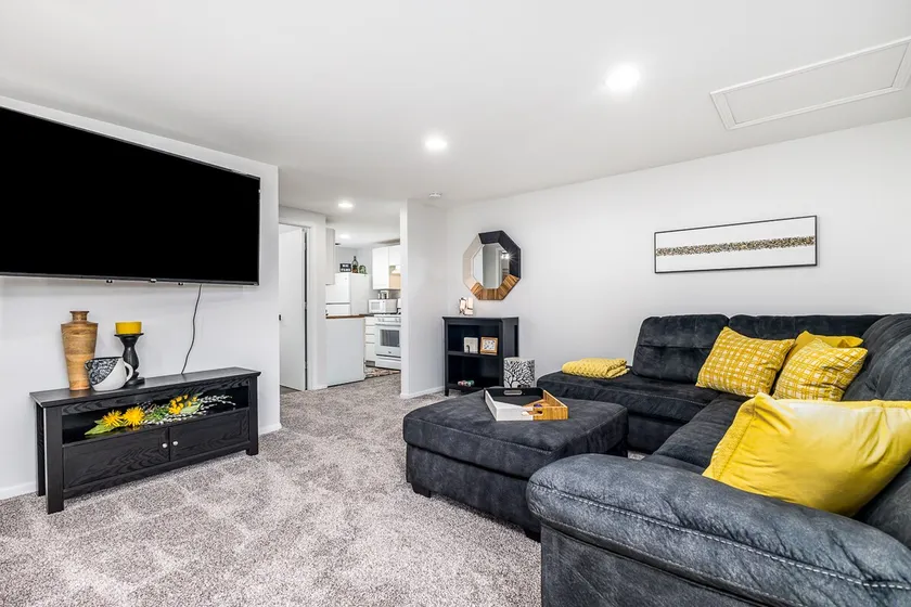 Updated Unit w/Panoramic Views - Image 1
