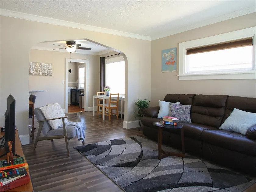 Spacious 1 Bedroom Unit - Image 1