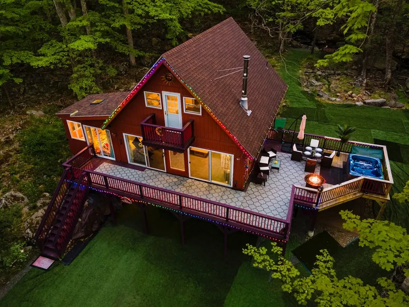 Pool/BeachFamily Friendly Streamside Chalet+HotTub - Image 1