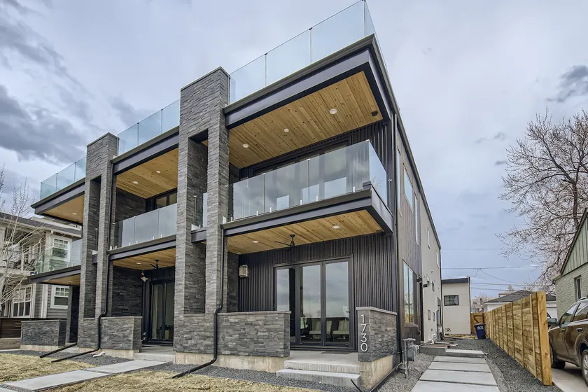 NEW Gorgeous Lake Front Property Centrally located - Image 1