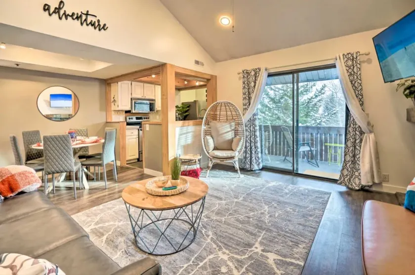 2BR/2BA * 1 min to Ski Bus * Near Food - Image 1