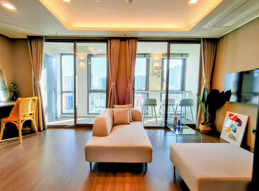 [ST_02] Legal accommodation! 3 minutes walk from the beach @ 2 minutes walk from the subway station @ Signature terrace overlooking Gunam-ro Square! - Image 1