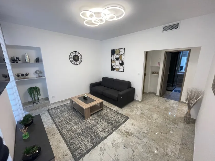 Apartment in the city center of Alès - Image 1