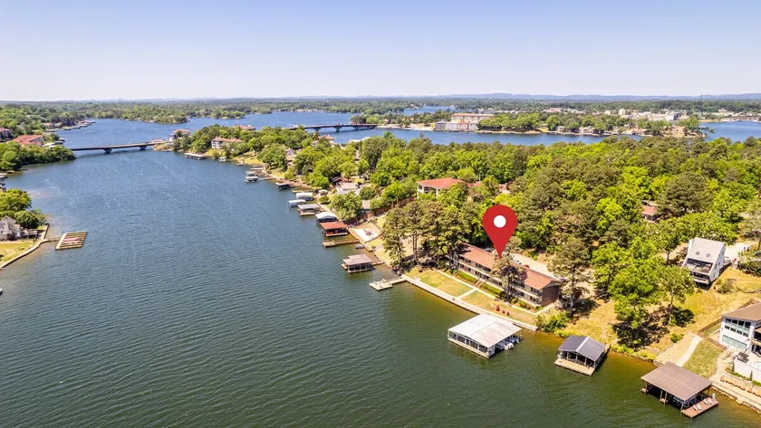 Lake Hamilton Oasis | Double Queen Lakefront Condo - Image 1
