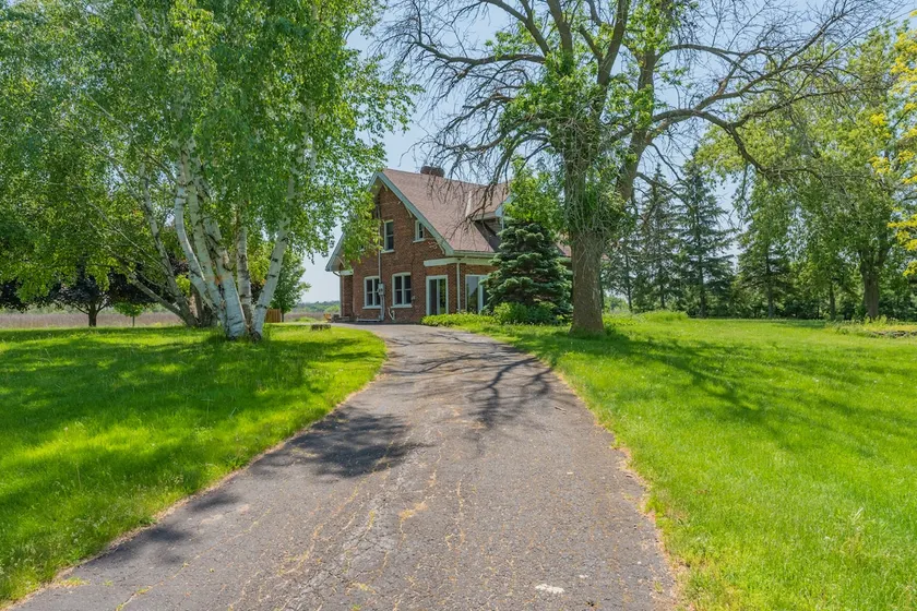 Luxury Hillside Farmhouse on The Bay of Quinte - Image 1