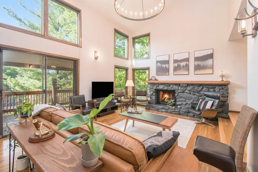 Premium comfort, newly updated, close to downtown - Image 1