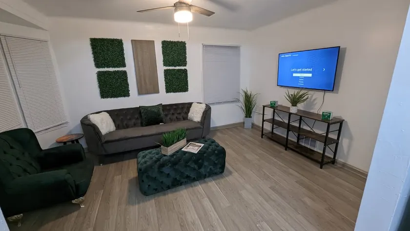 Cozy 3bd/ home with free parking - Image 1
