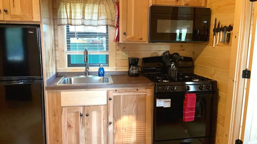 114 - Pelican - Log Cabin - Image 1