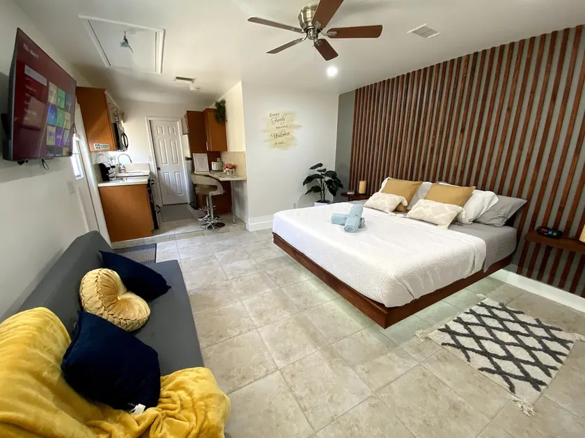 Antlia with a private entrance & King-size Bed - Image 1