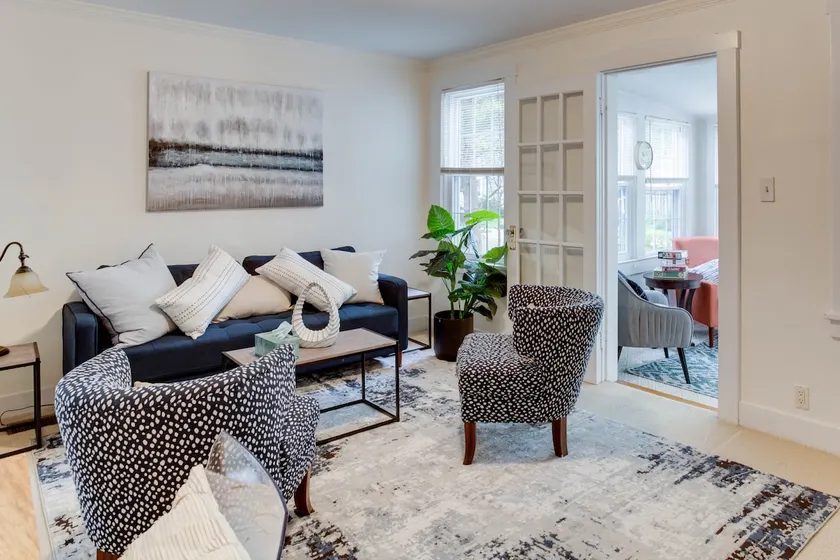 Spacious 2BR 2Level Apt - Walkable to metro! - Image 1