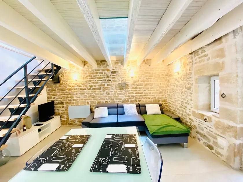 Triplex a stone's throw from the Maison Carrée - Image 1