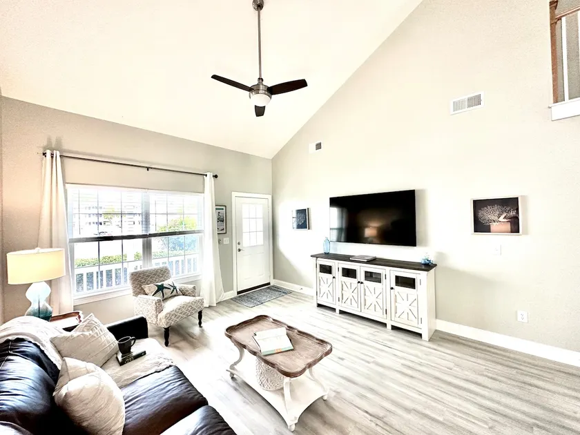 Baby friendly, walk to pool and bakery town home - Image 1