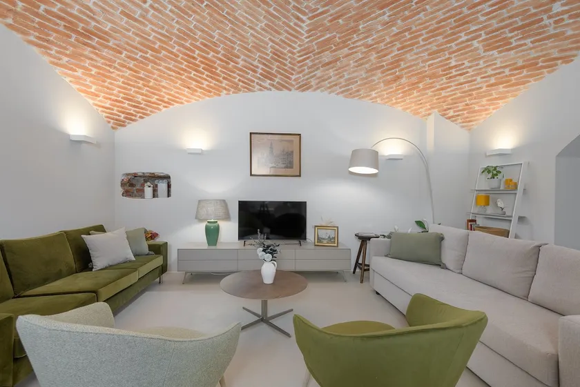 Exclusive: Historic apartment with vaulted ceiling - Image 1