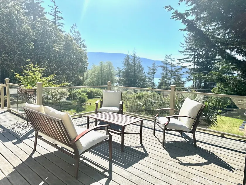 Water Views • Walk to Eastsound • Cozy Retreat - Image 1
