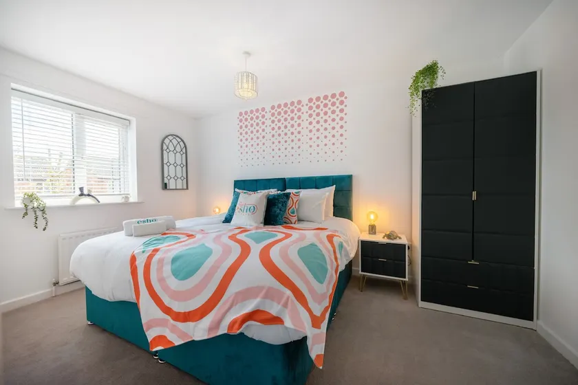 Stylish 3 bed house, large garden, Parking, WiFi - Esho Stays - Image 1