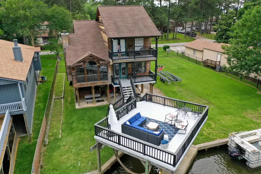 Cedar Lakehouse on Shadow Bay - Image 1