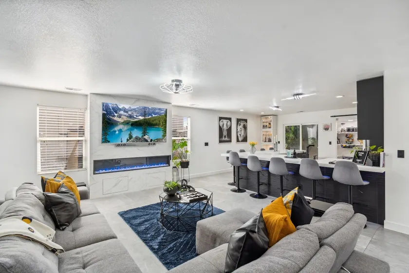 Modern Family Home with Hot Tub and Grill area - Image 1