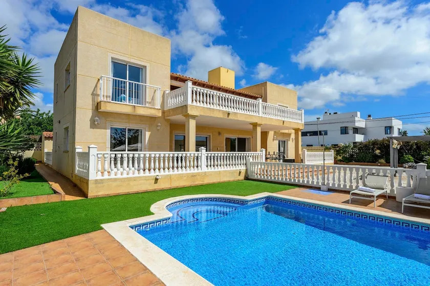 Villa med pool. Meget tæt på Ibiza og Playa d'en Bossa - Image 1
