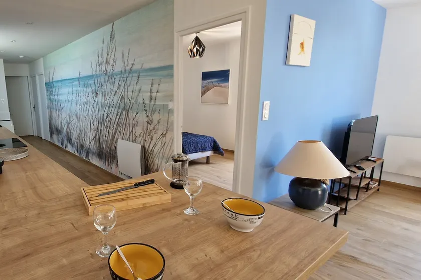 3 double bedrooms, linen, beaches 200 m away, superb. - Image 1