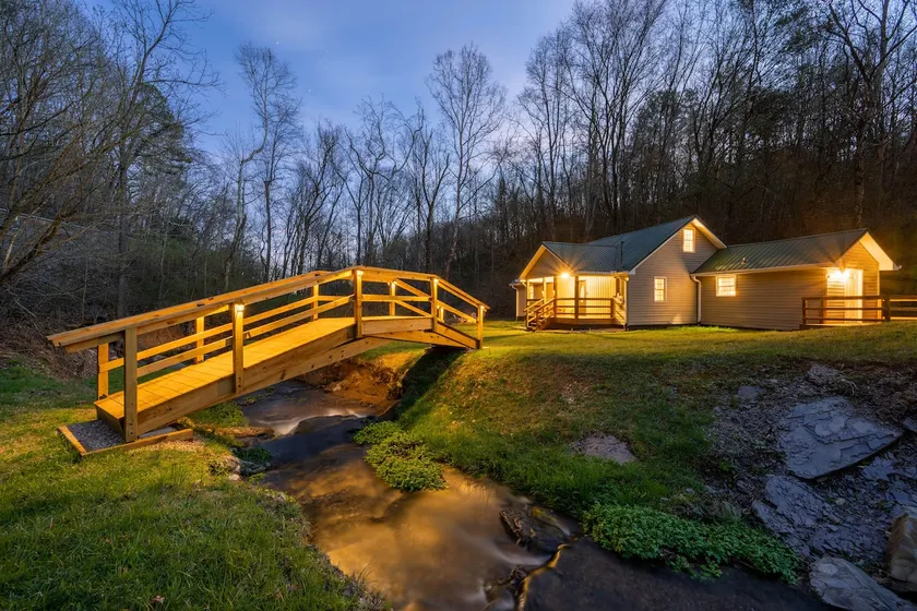 Forest Creek Retreat - private home sleeps 9 - Image 1