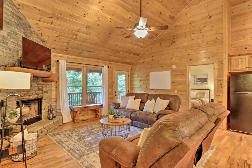 Cozy Cabin at a Mountain Resort 4 Mi to Downtown! - Image 1