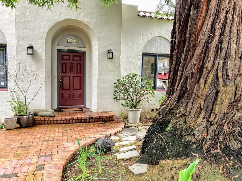 Lida's House, Walk to Everything - Image 1